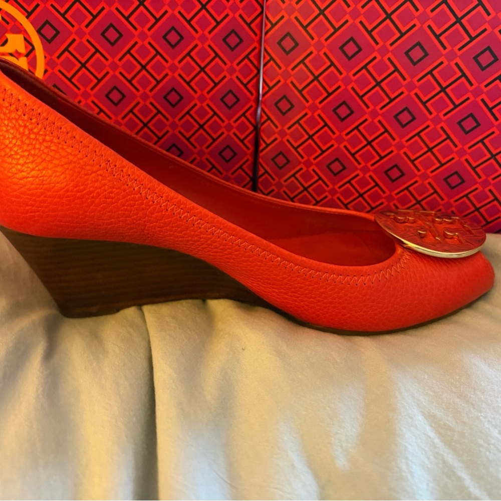 Tory Burch Women's Burt Orange Peep Toe Wedges - Size 9.5 - Picture 7 of 8